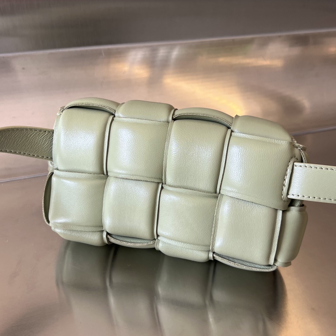 bottga Ve*ne*ta mini cassette bag