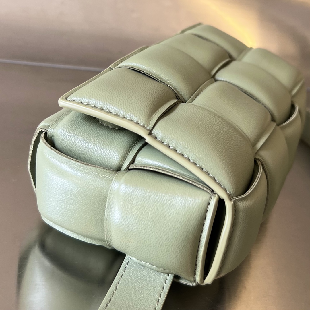 bottga Ve*ne*ta mini cassette bag