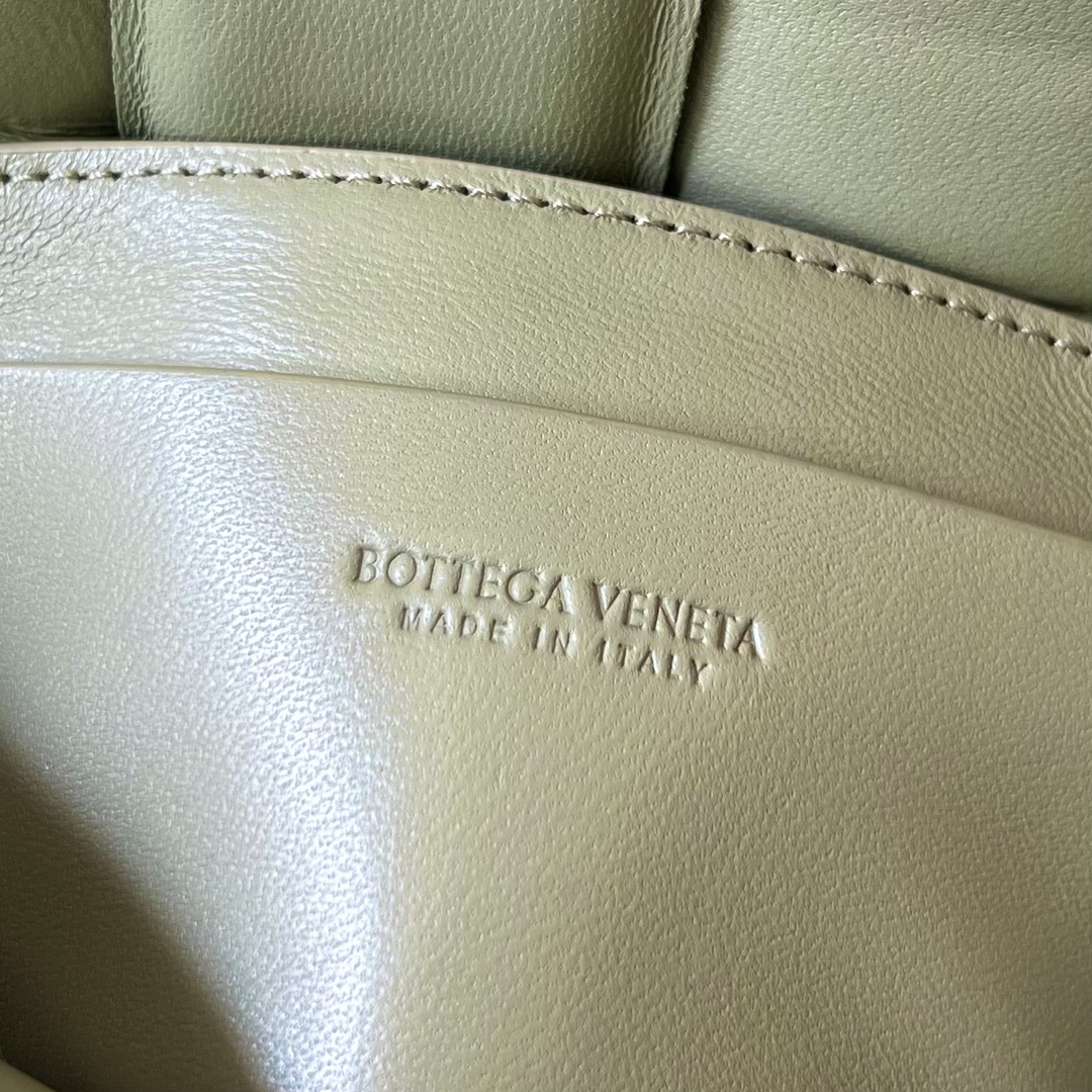 bottga Ve*ne*ta mini cassette bag