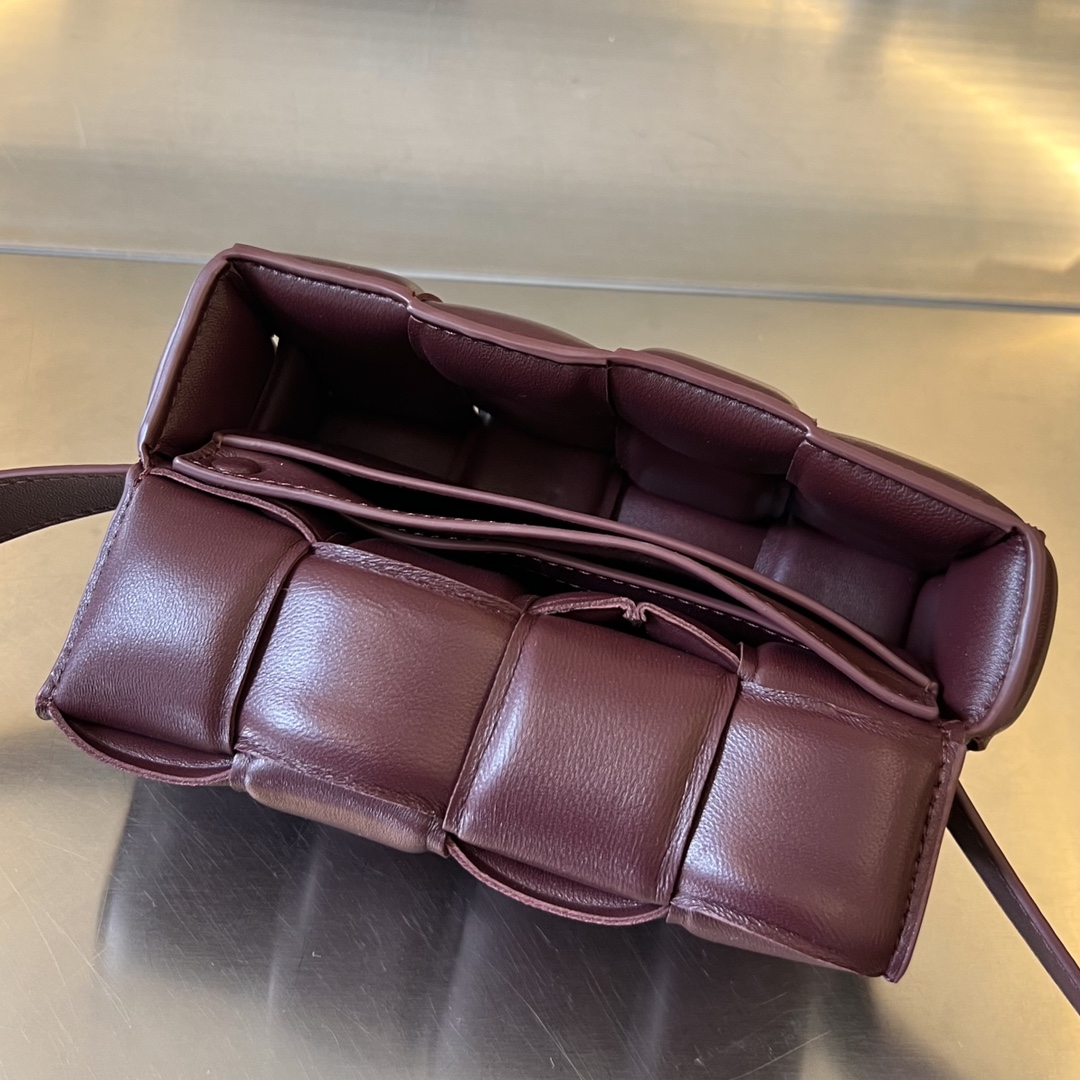bottga Ve*ne*ta mini cassette bag