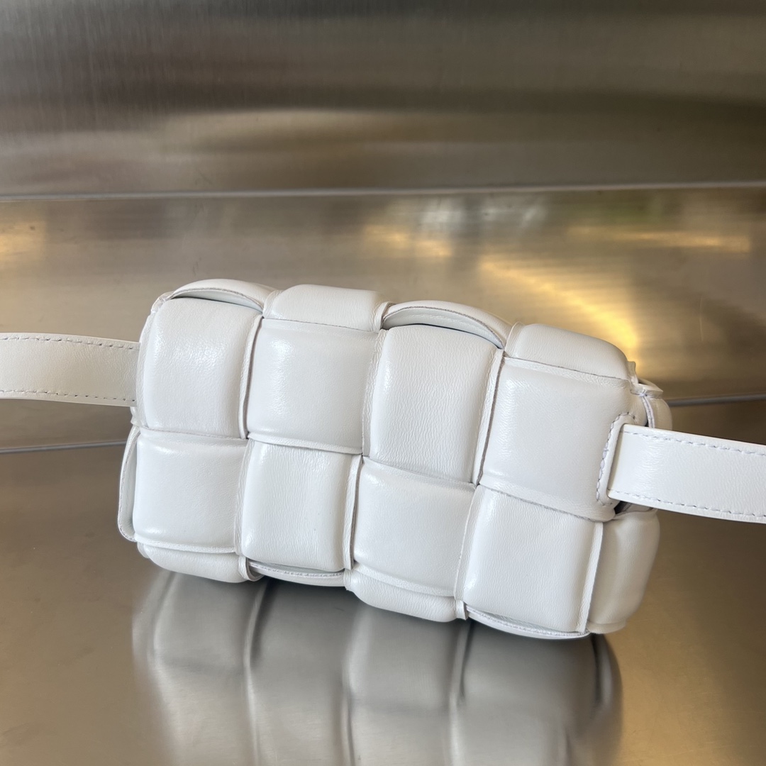 bottga Ve*ne*ta mini cassette bag