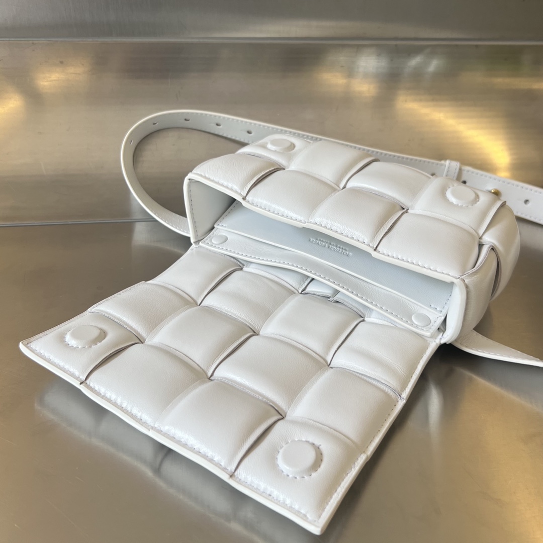 bottga Ve*ne*ta mini cassette bag