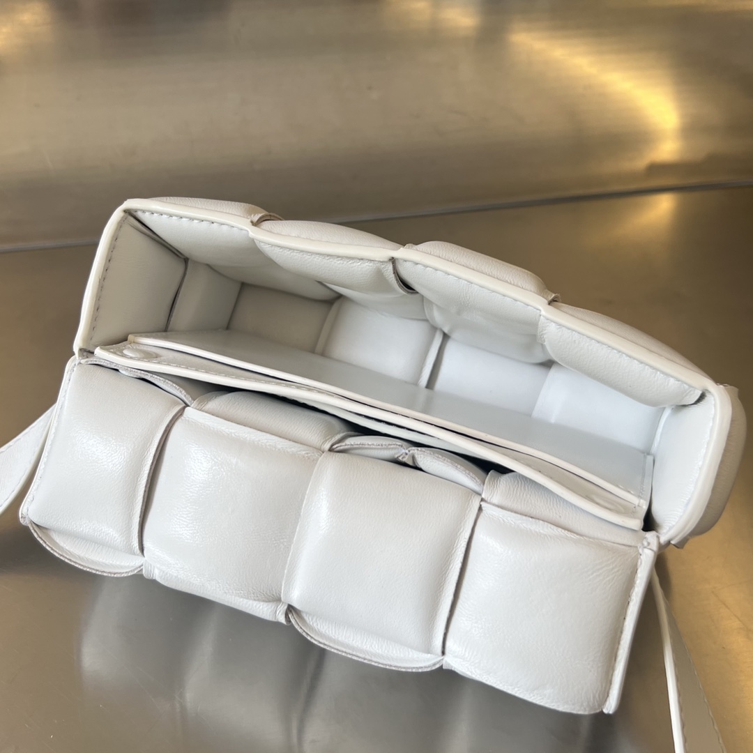 bottga Ve*ne*ta mini cassette bag