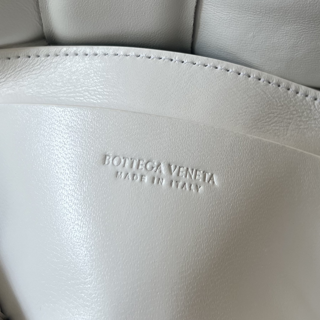 bottga Ve*ne*ta mini cassette bag