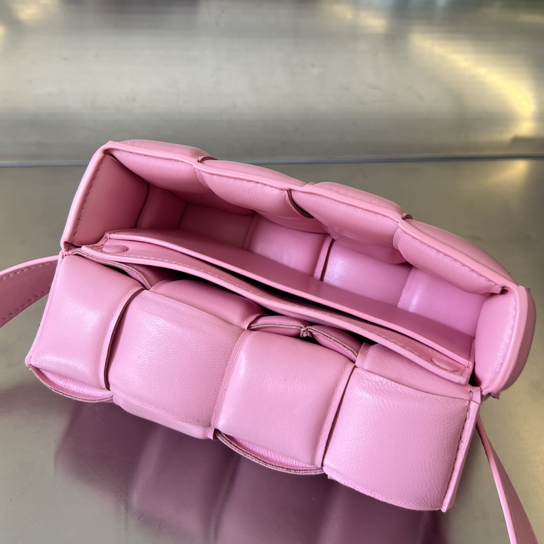 bottga Ve*ne*ta mini cassette bag