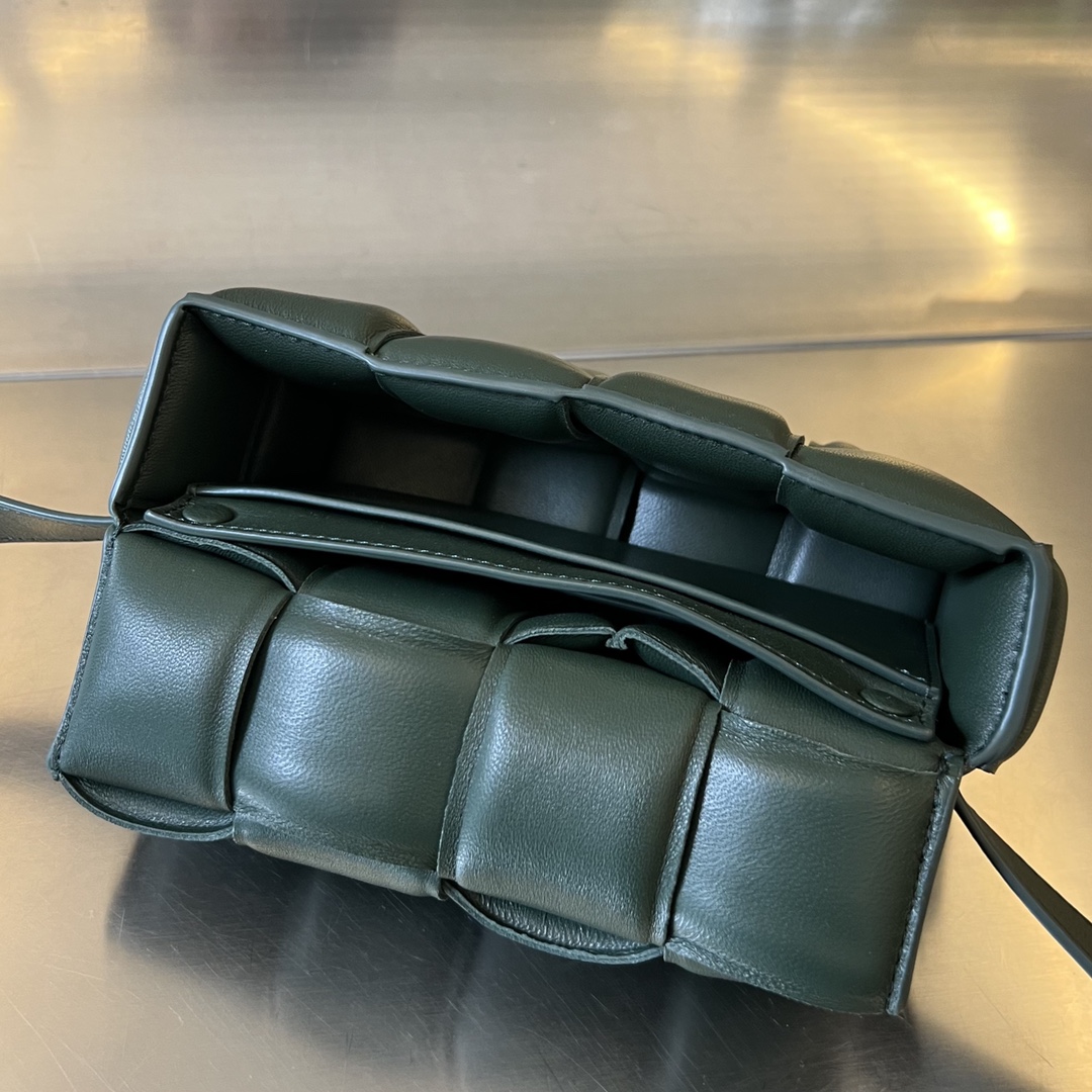 bottga Ve*ne*ta mini cassette bag