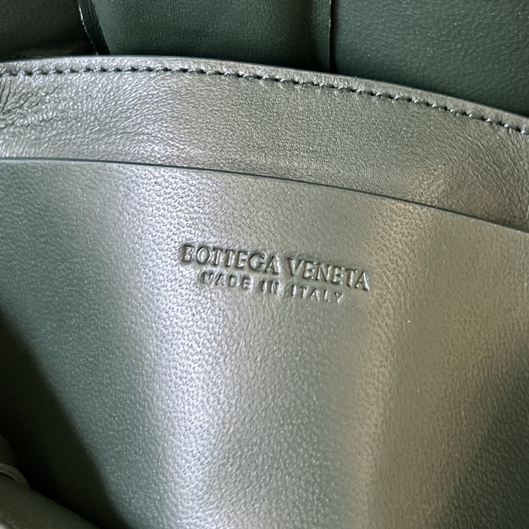 bottga Ve*ne*ta mini cassette bag