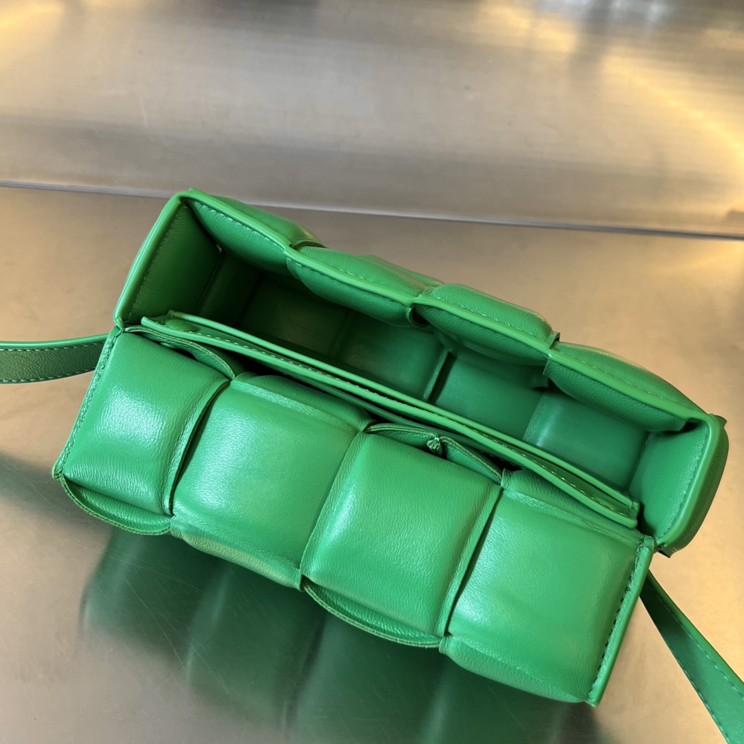 bottga Ve*ne*ta mini cassette bag