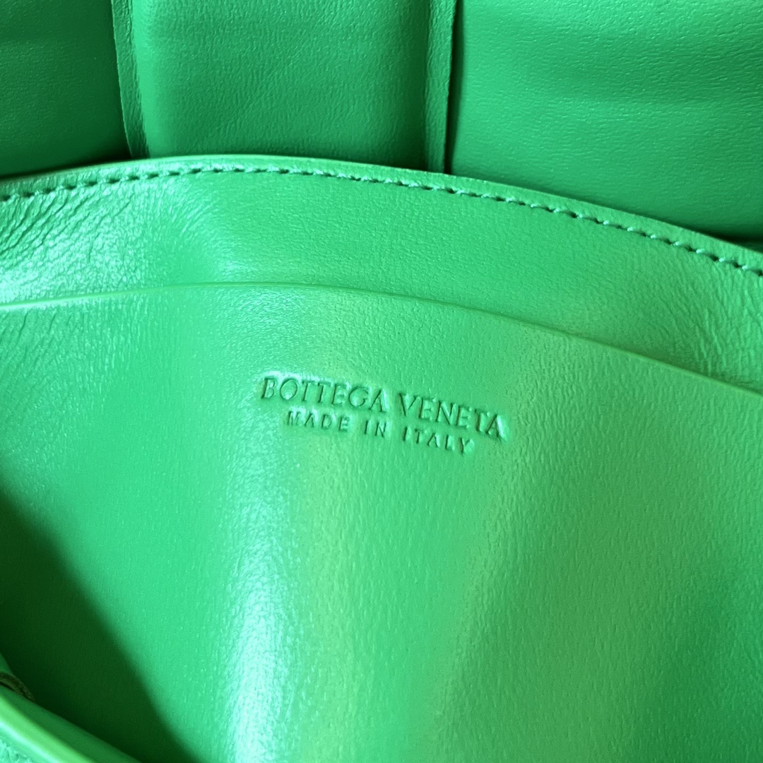 bottga Ve*ne*ta mini cassette bag