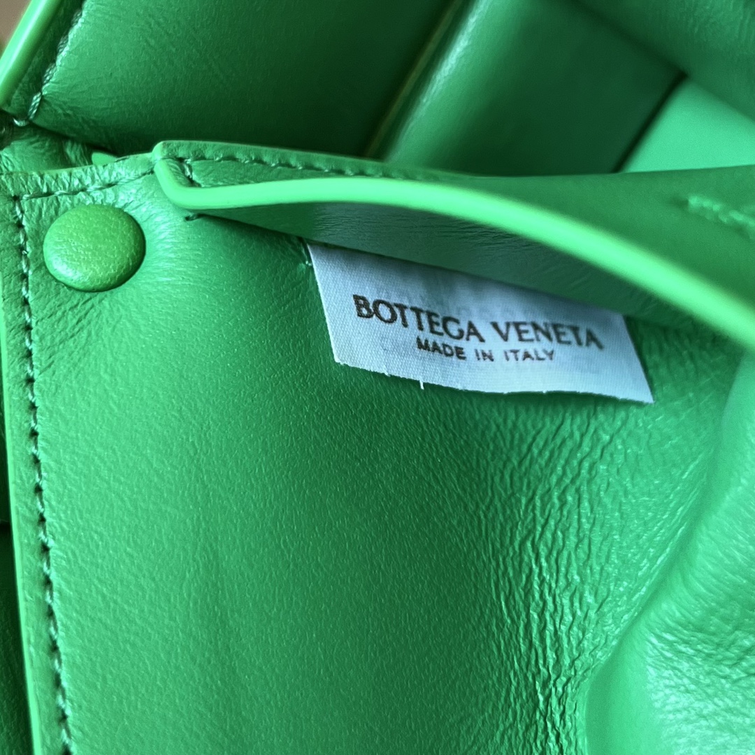bottga Ve*ne*ta mini cassette bag