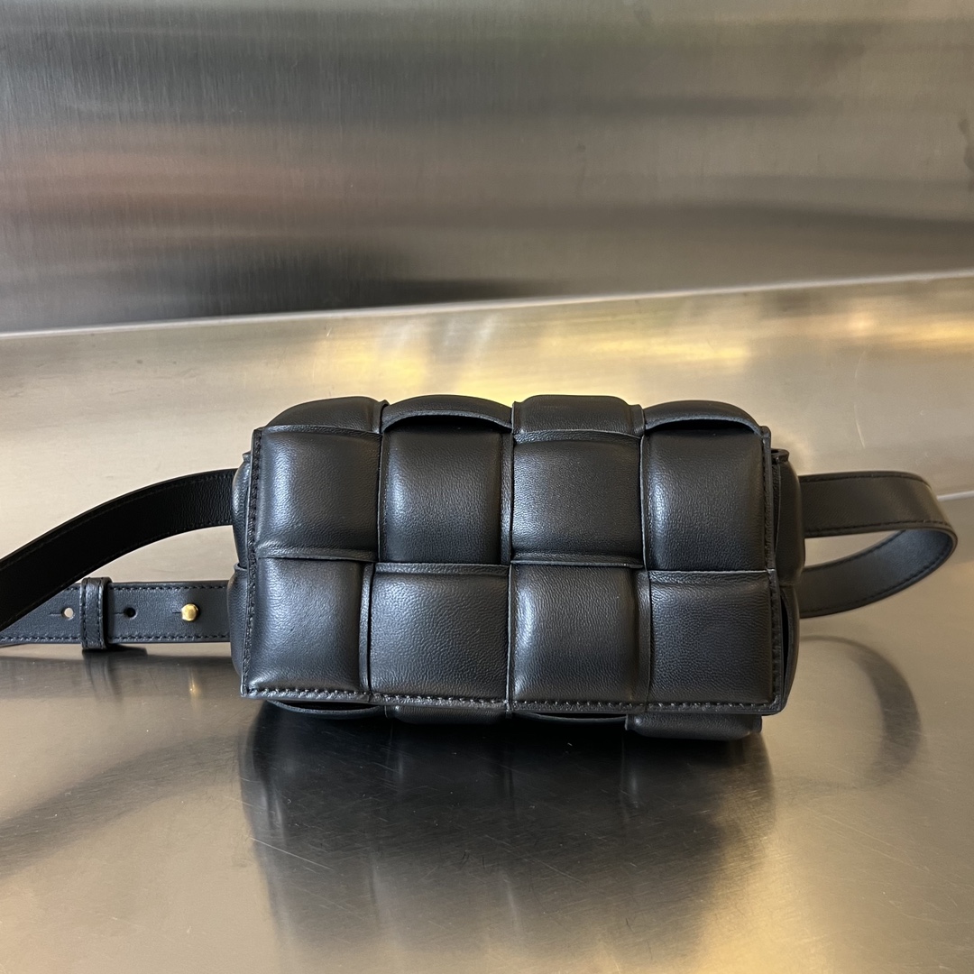 bottga Ve*ne*ta mini cassette bag