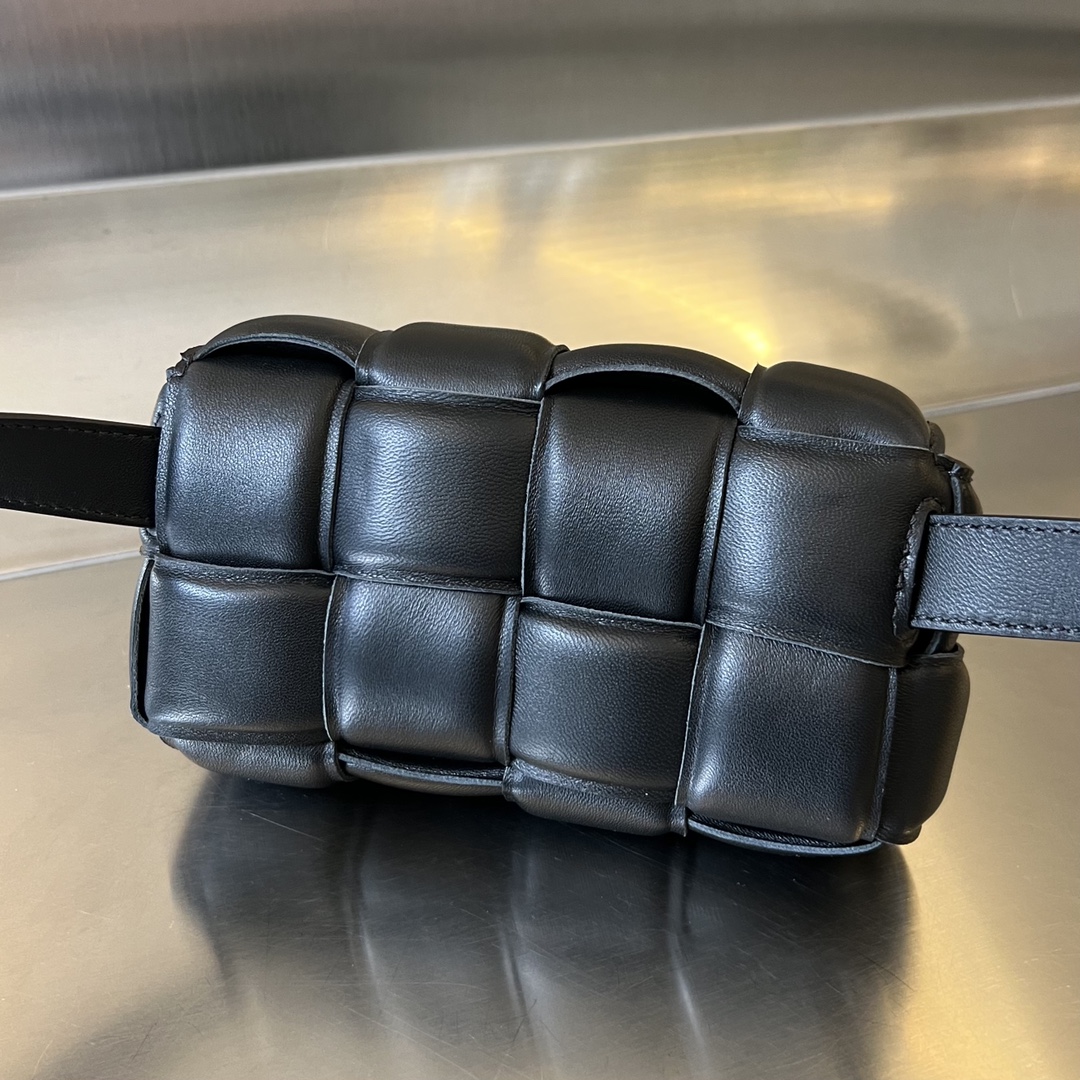 bottga Ve*ne*ta mini cassette bag