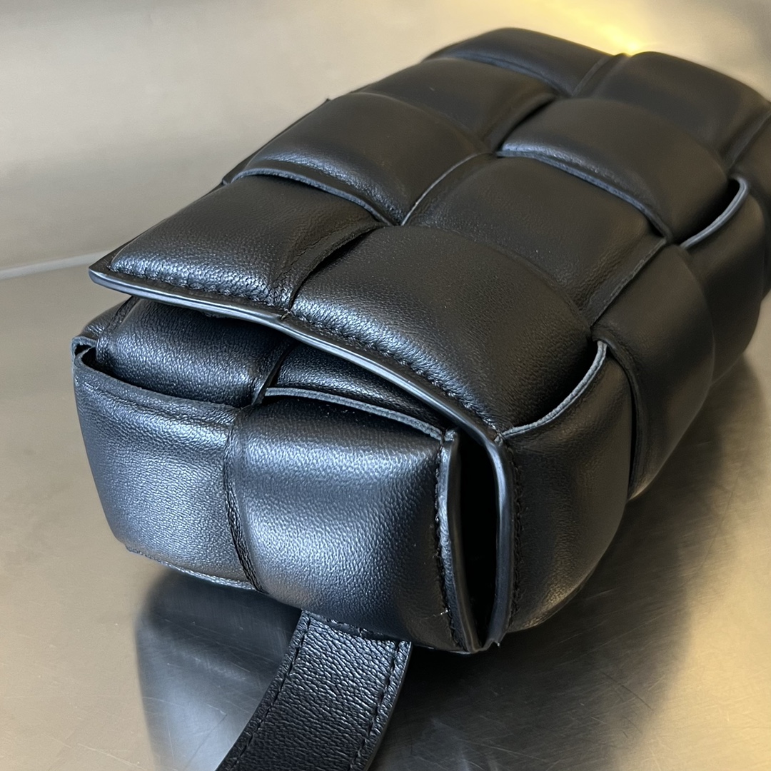 bottga Ve*ne*ta mini cassette bag