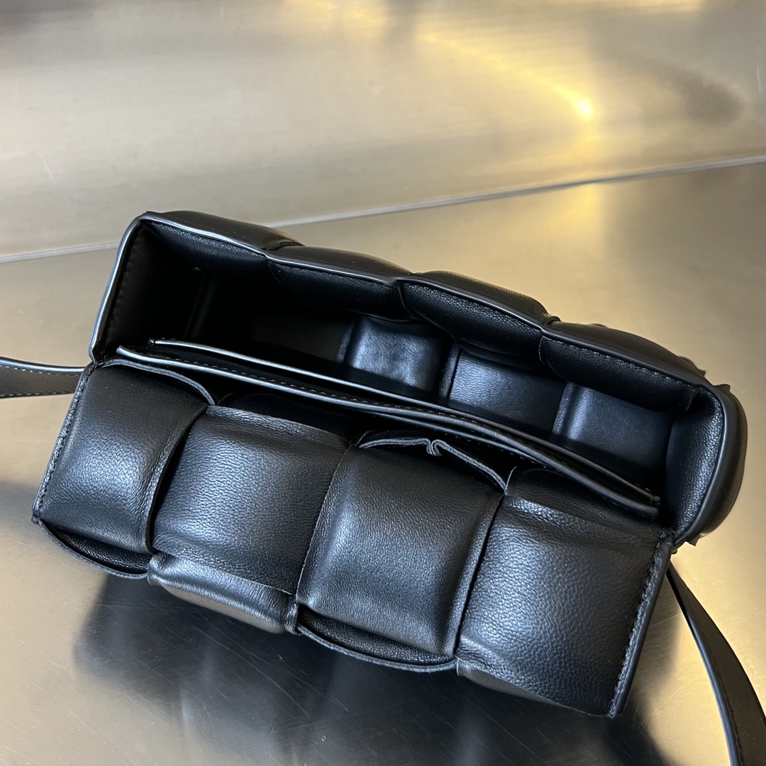 bottga Ve*ne*ta mini cassette bag
