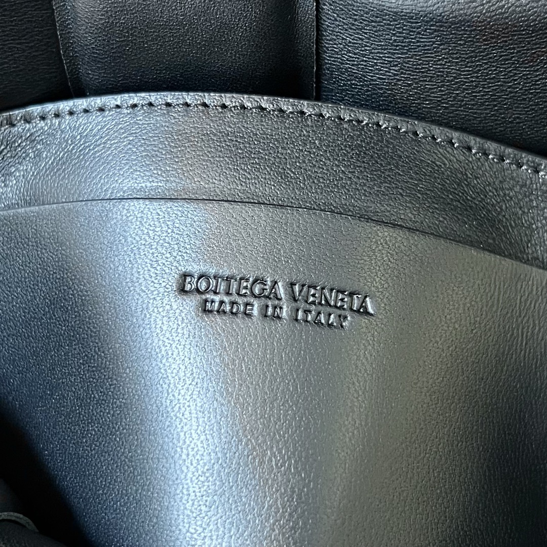 bottga Ve*ne*ta mini cassette bag