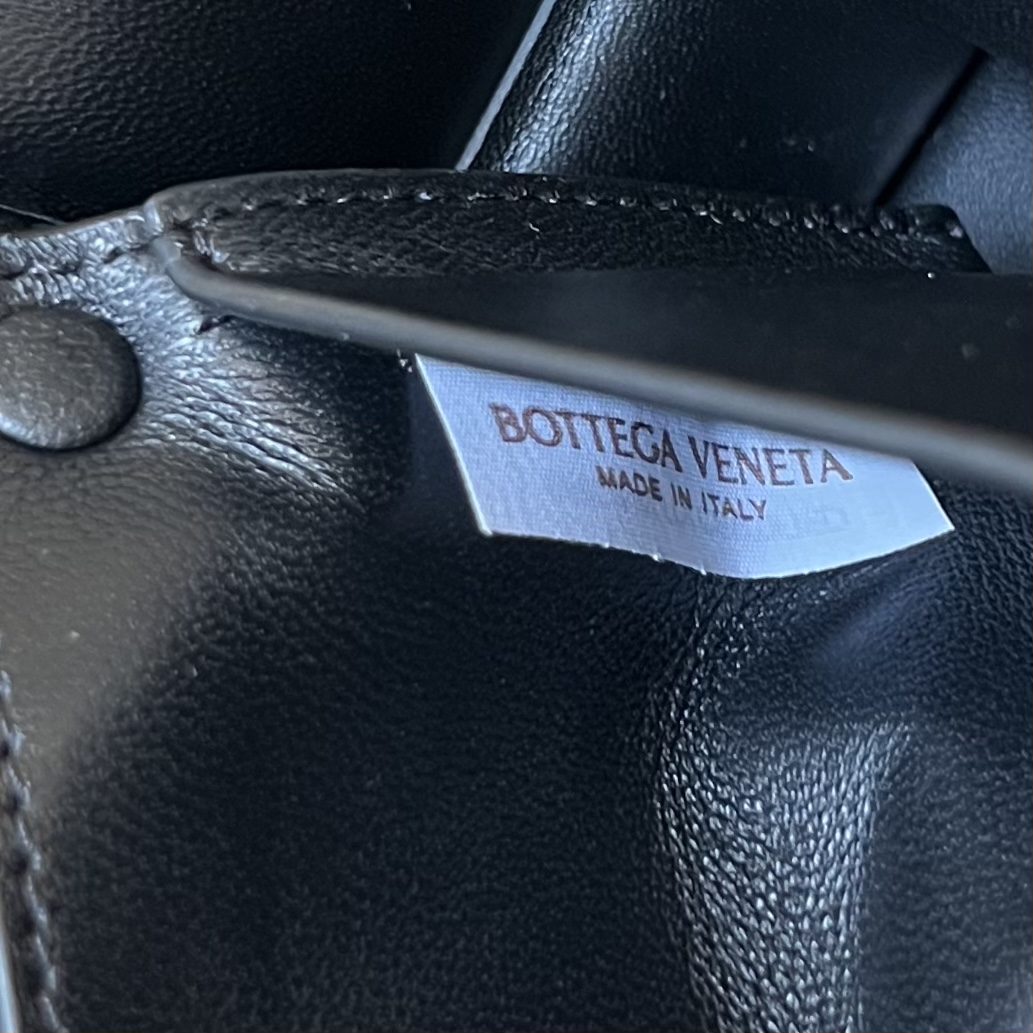 bottga Ve*ne*ta mini cassette bag