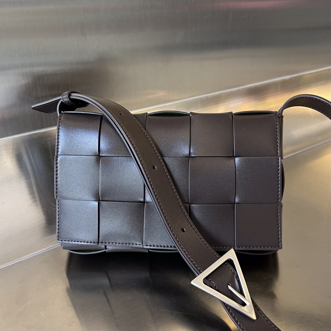 bo*te*ga Ve*ne*ta cassette bag