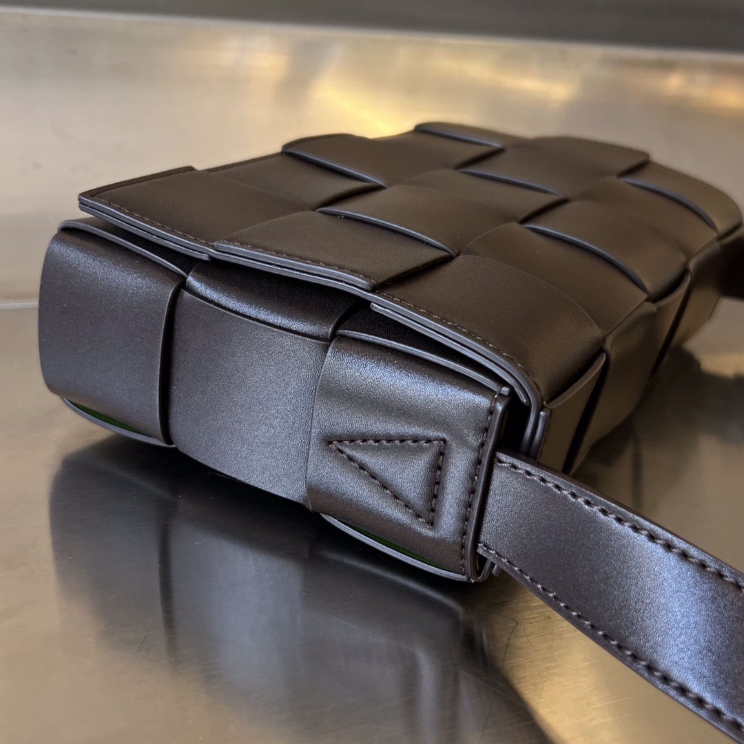 bo*te*ga Ve*ne*ta cassette bag