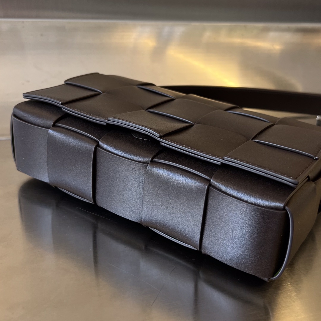 bo*te*ga Ve*ne*ta cassette bag