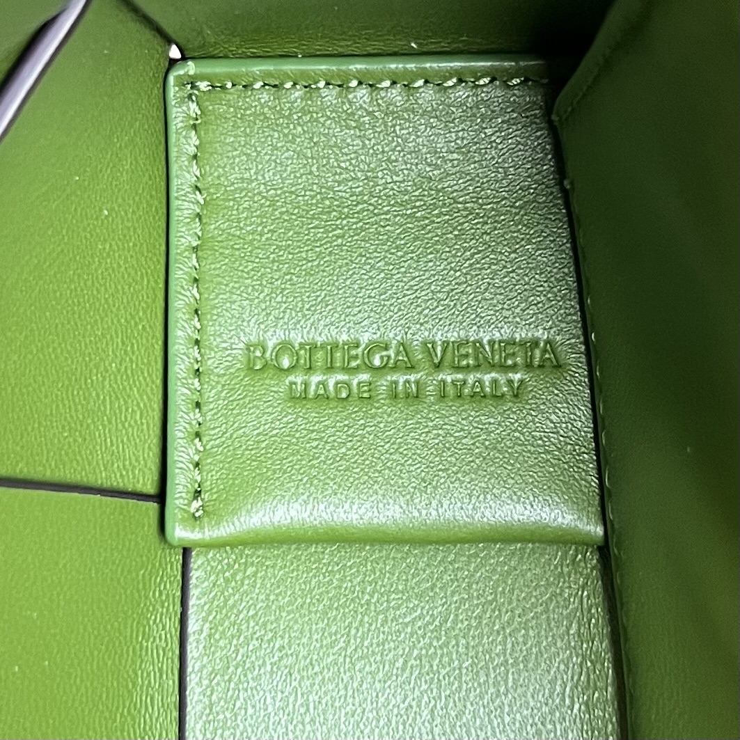 bo*te*ga Ve*ne*ta cassette bag
