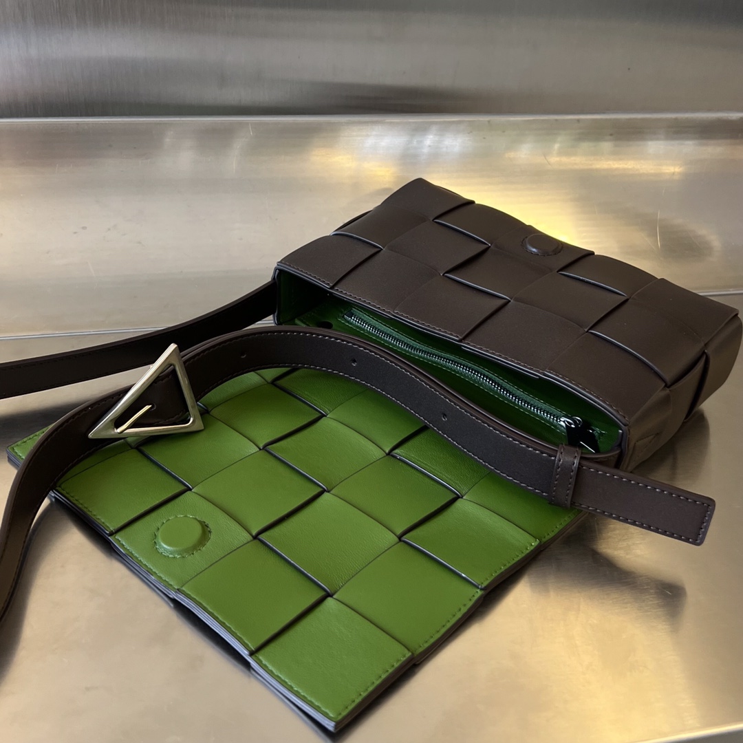bo*te*ga Ve*ne*ta cassette bag