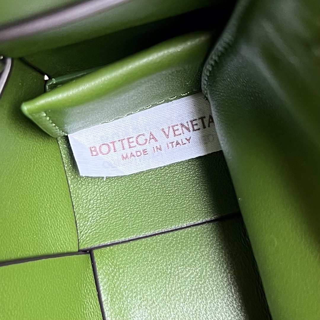 bo*te*ga Ve*ne*ta cassette bag