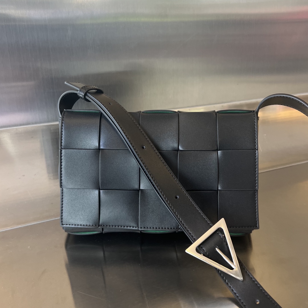 bo*te*ga Ve*ne*ta cassette bag