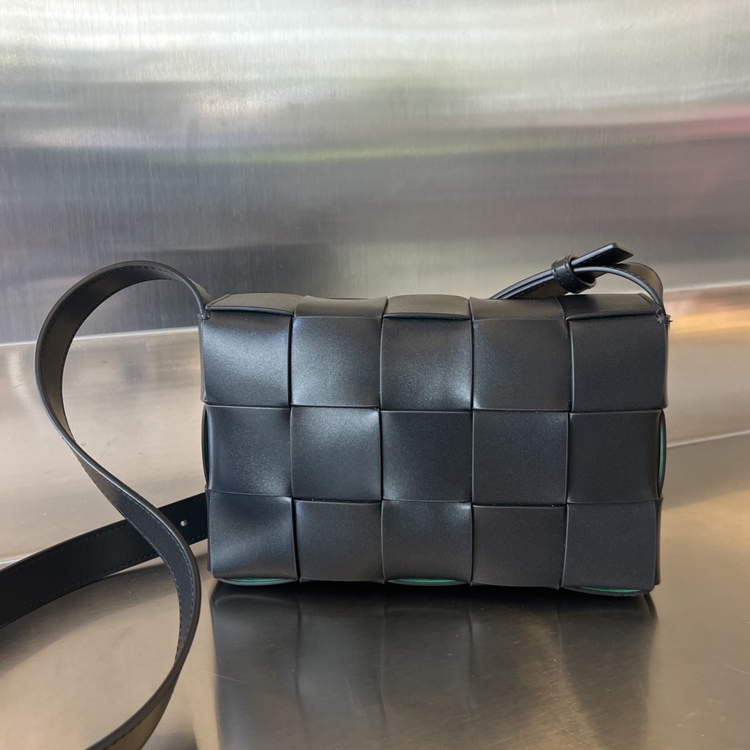 bo*te*ga Ve*ne*ta cassette bag