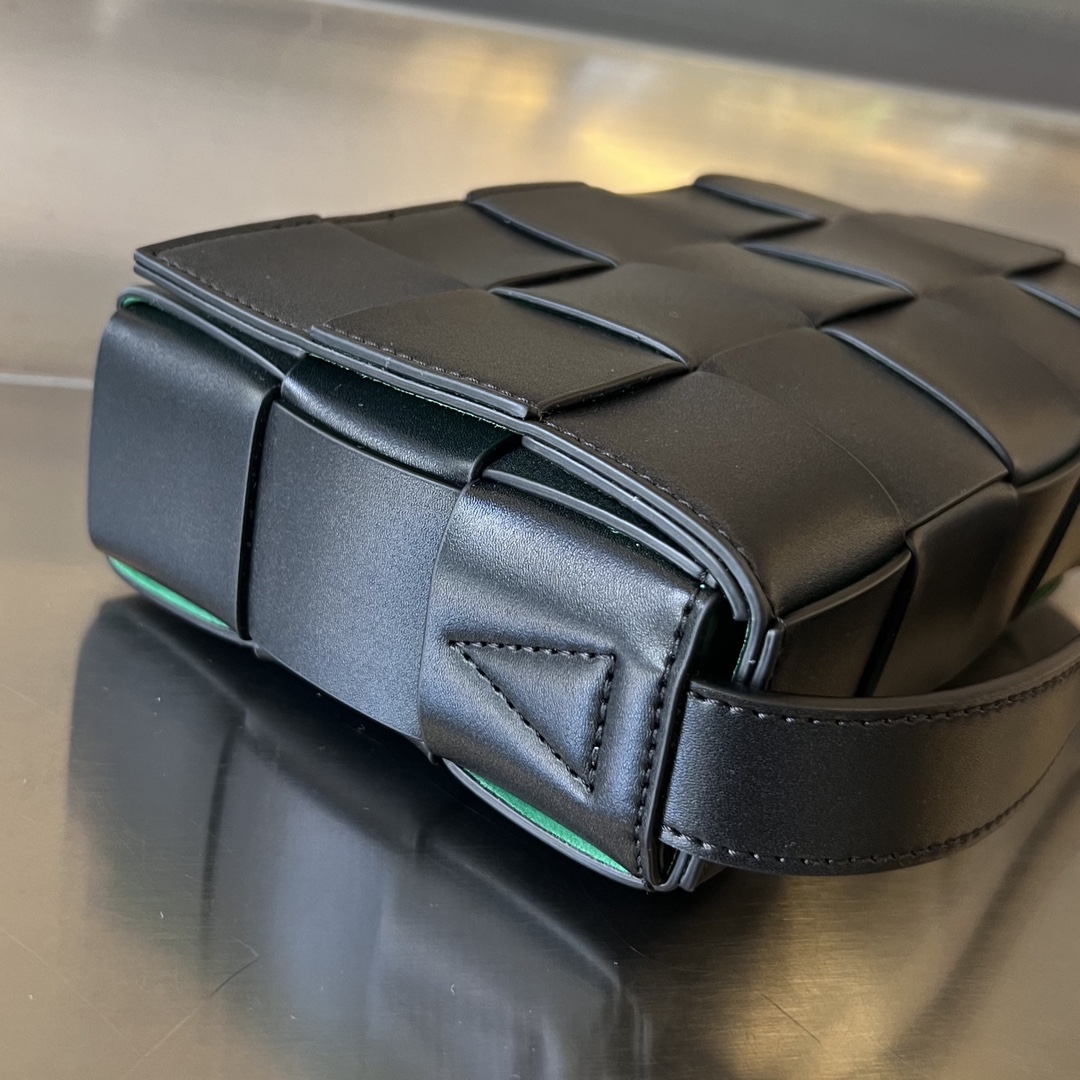 bo*te*ga Ve*ne*ta cassette bag