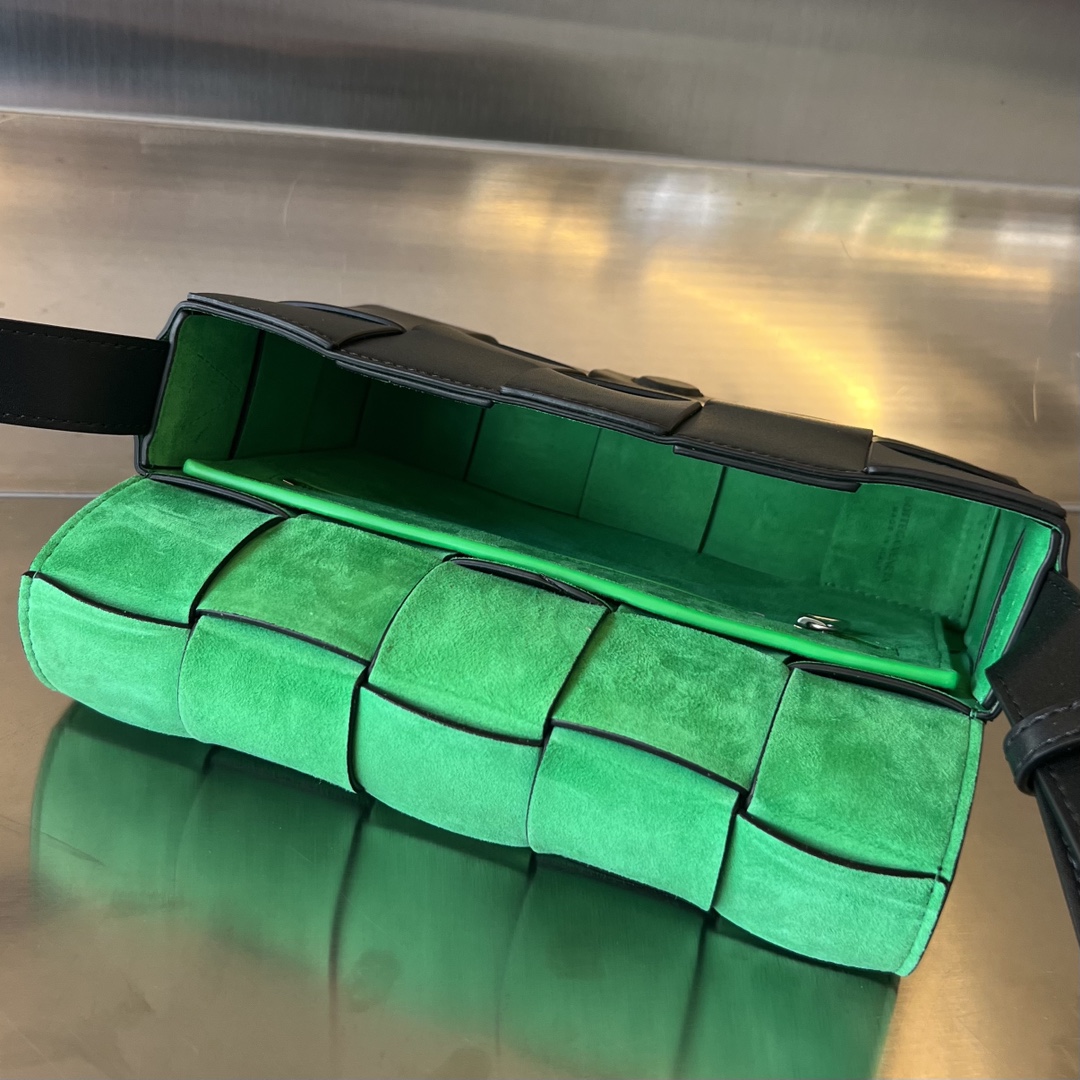 bo*te*ga Ve*ne*ta cassette bag