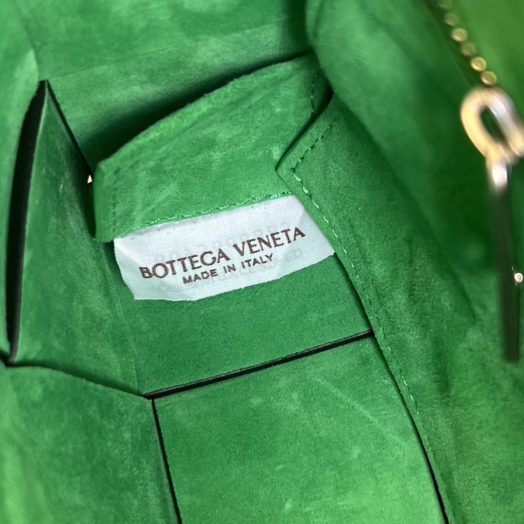 bo*te*ga Ve*ne*ta cassette bag