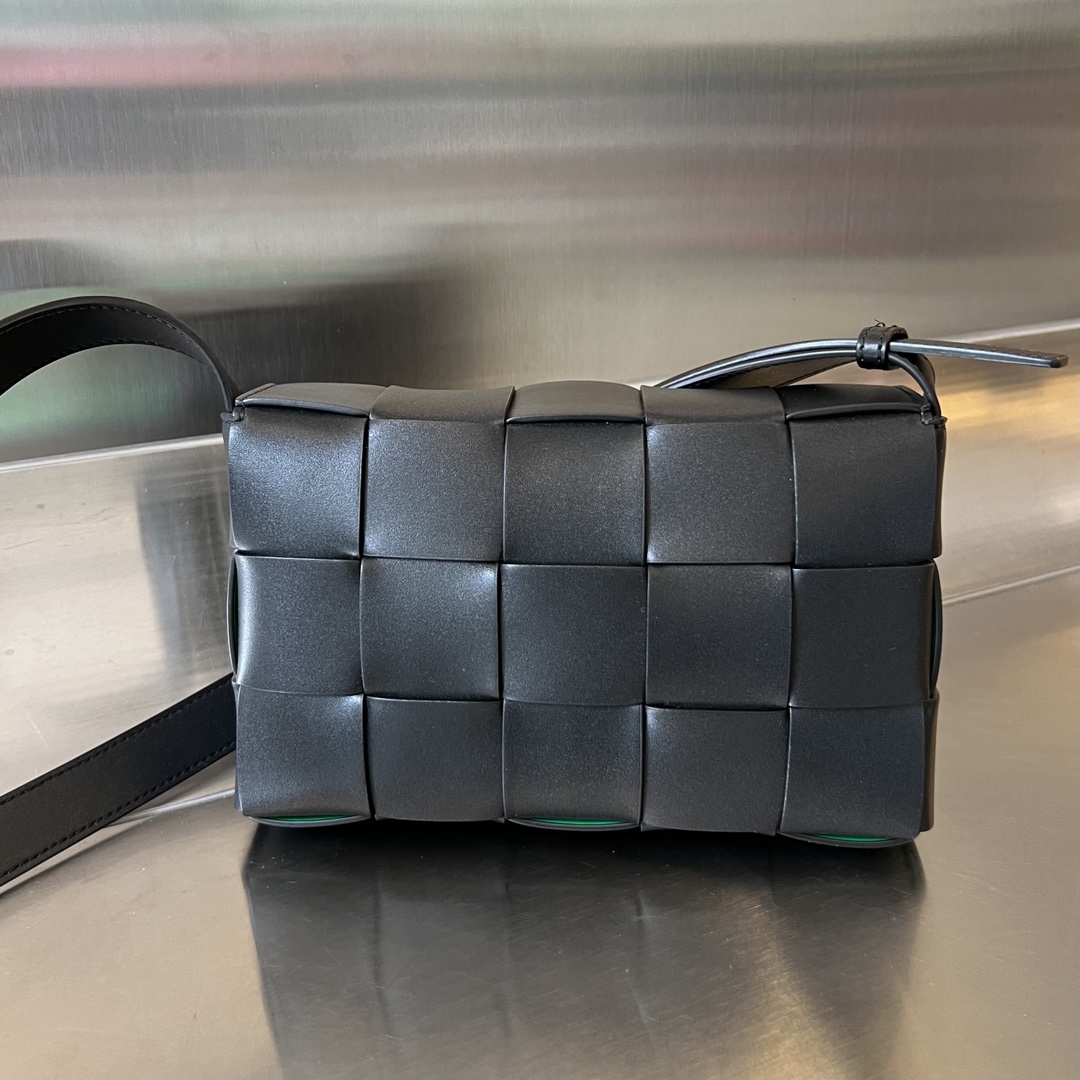 bo*te*ga Ve*ne*ta cassette bag