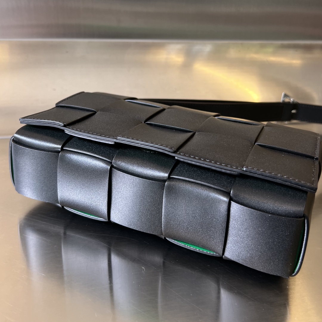 bo*te*ga Ve*ne*ta cassette bag