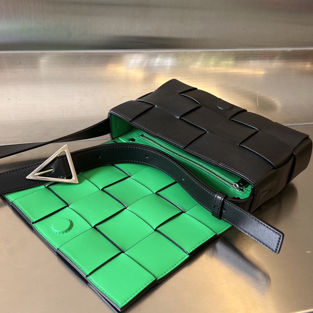 bo*te*ga Ve*ne*ta cassette bag