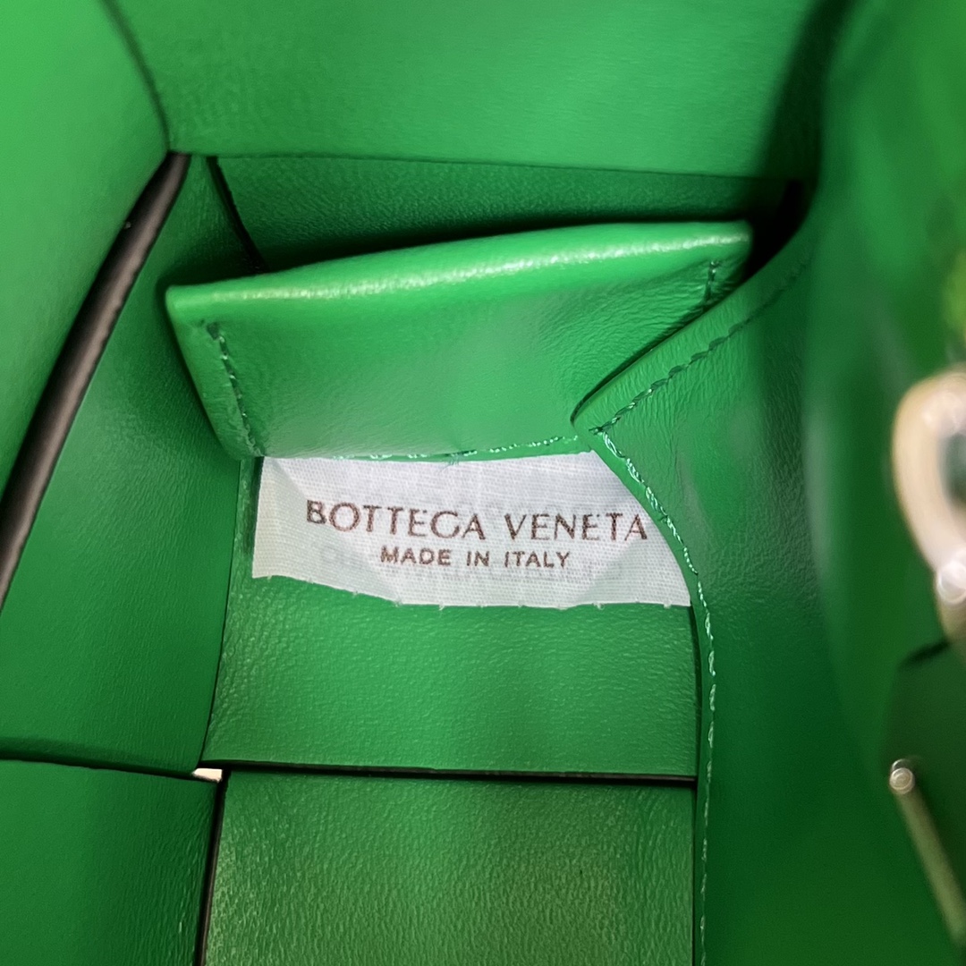 bo*te*ga Ve*ne*ta cassette bag