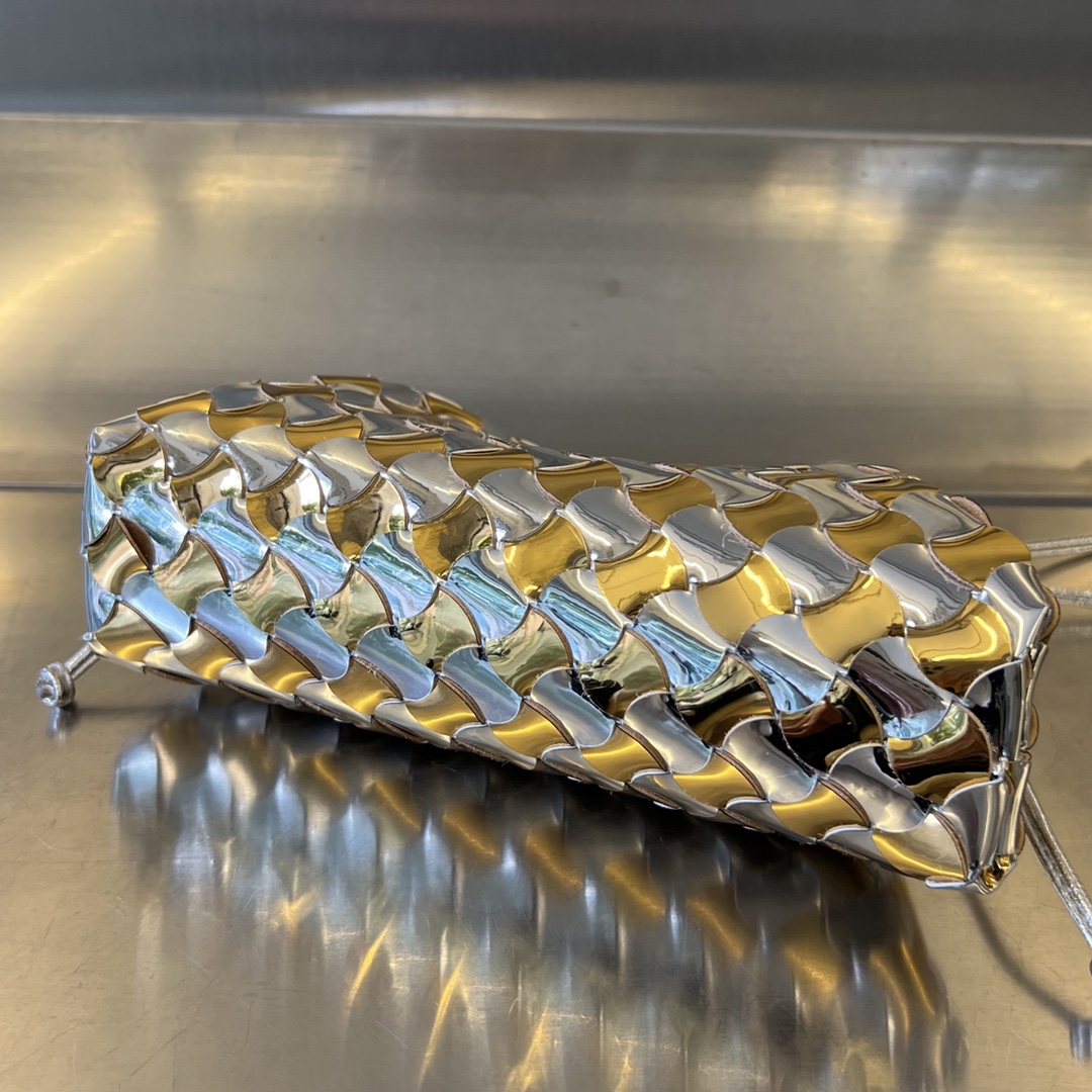 bo*te*ga Ve*ne*ta mini pouch