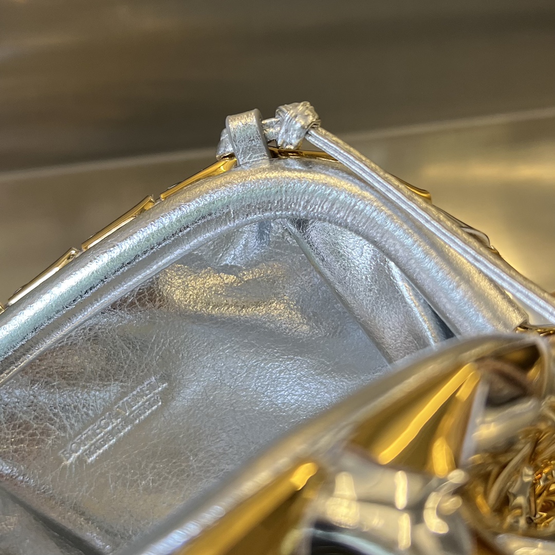 bo*te*ga Ve*ne*ta mini pouch