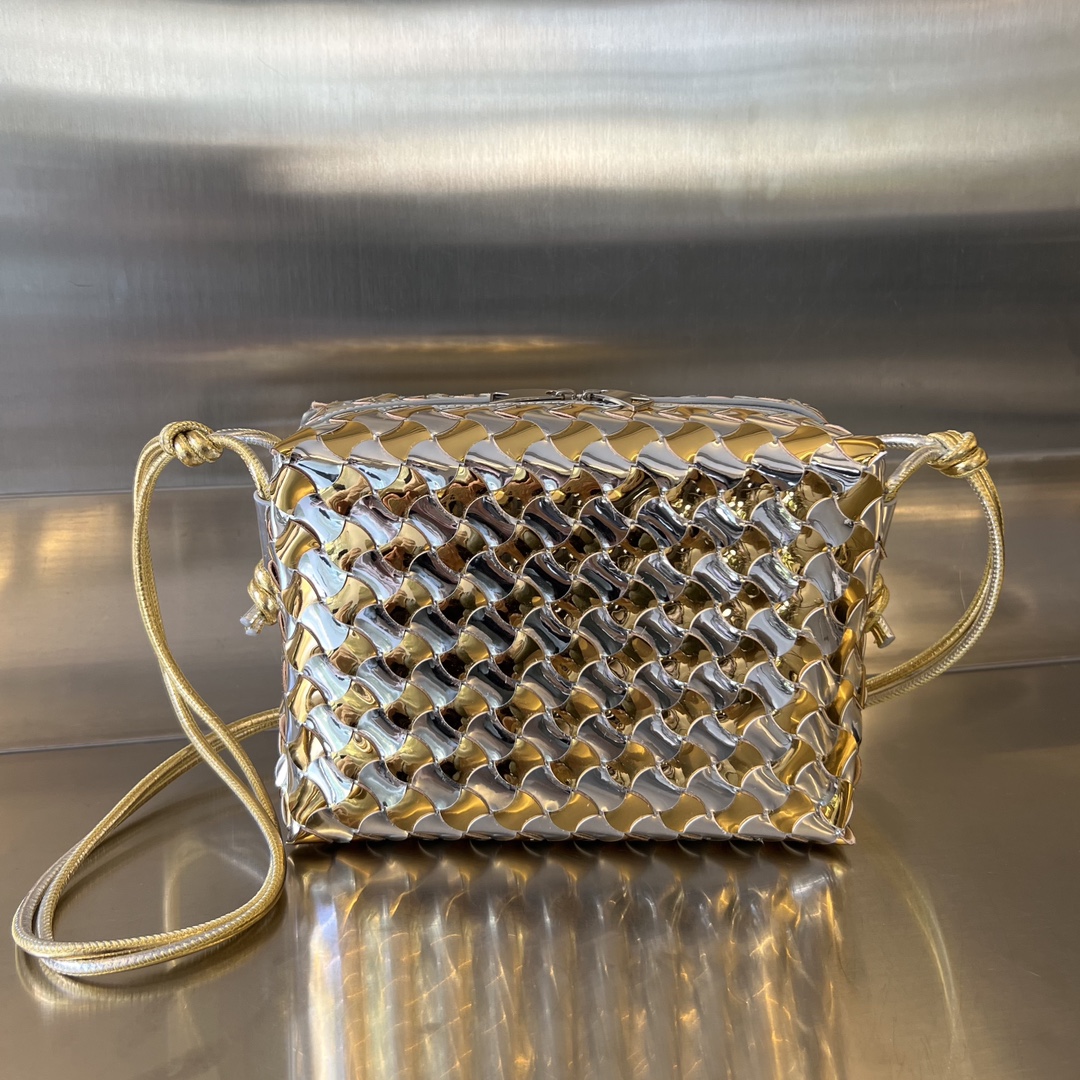 bo*te*ga Ve*ne*ta small loop camera bag