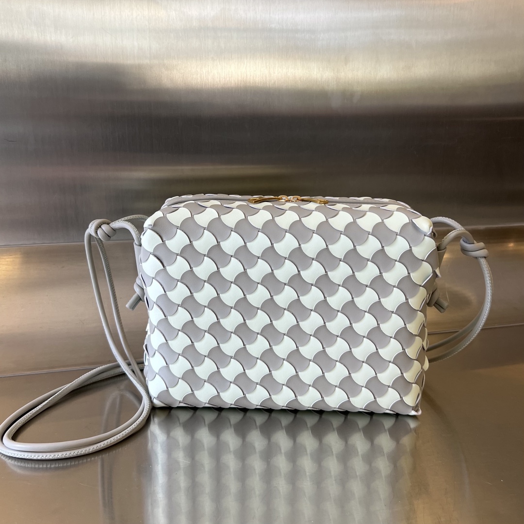 bo*te*ga Ve*ne*ta small loop camera bag