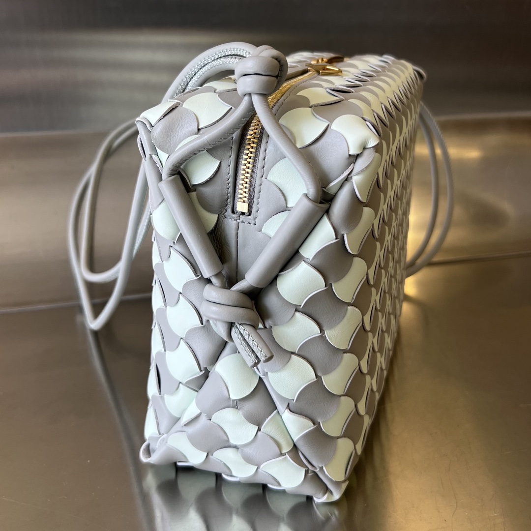 bo*te*ga Ve*ne*ta small loop camera bag