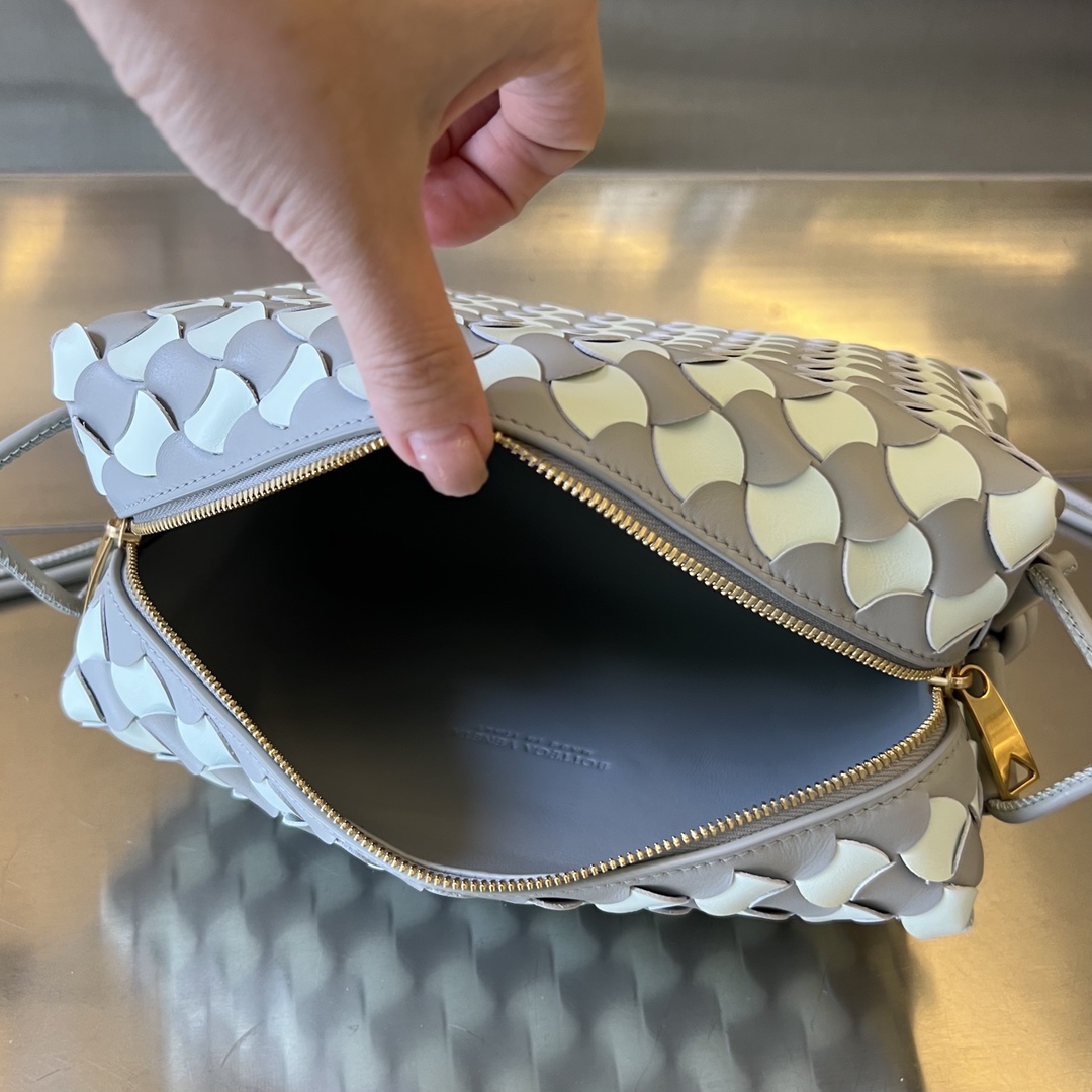 bo*te*ga Ve*ne*ta small loop camera bag