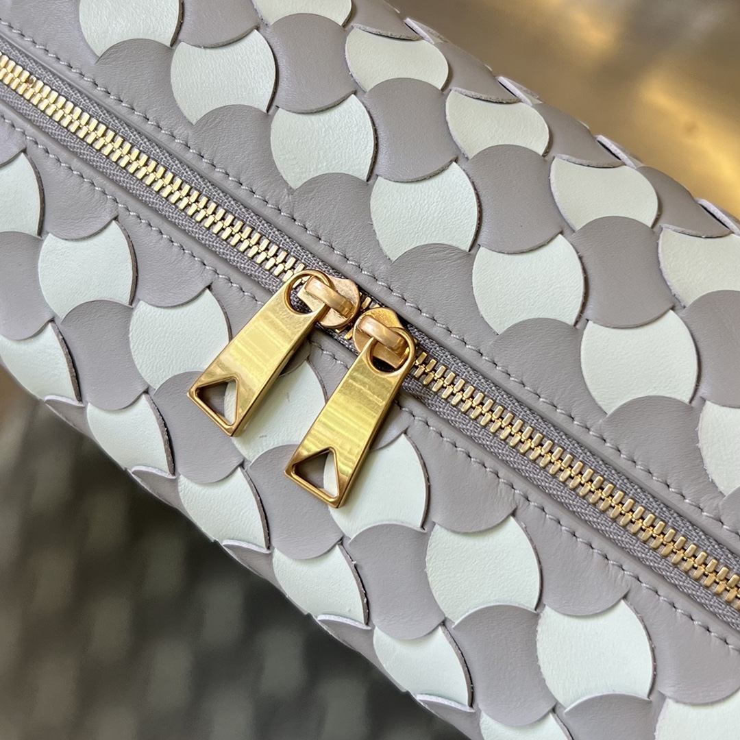 bo*te*ga Ve*ne*ta small loop camera bag