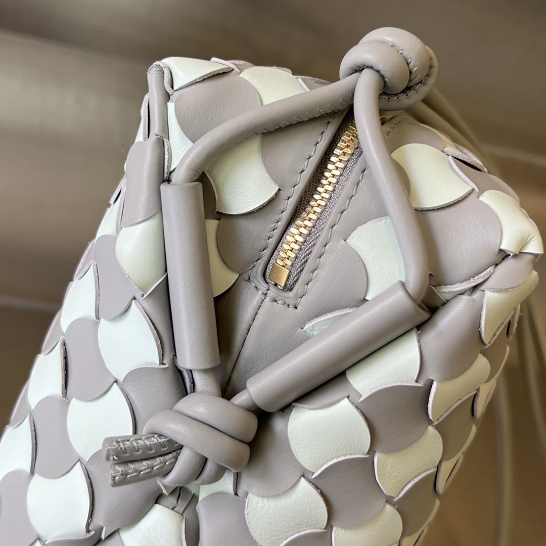 bo*te*ga Ve*ne*ta small loop camera bag