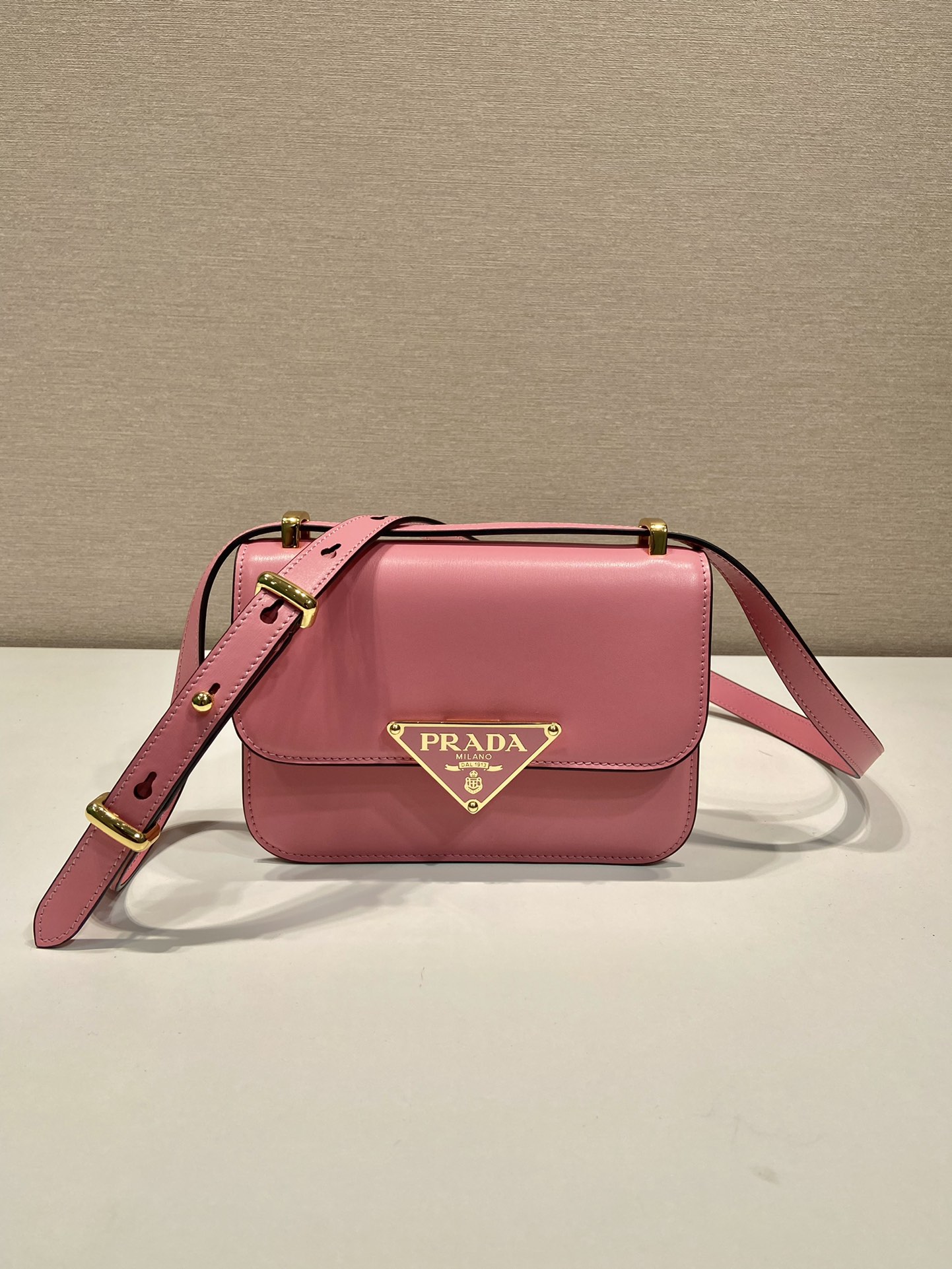Pra*a emblème leather bag