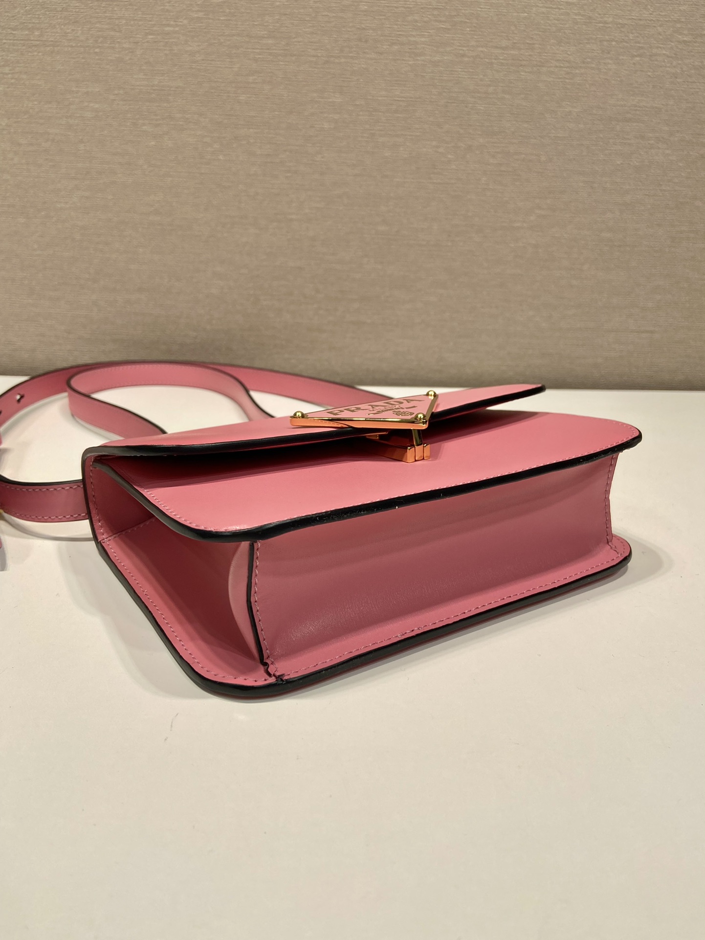 Pra*a emblème leather bag