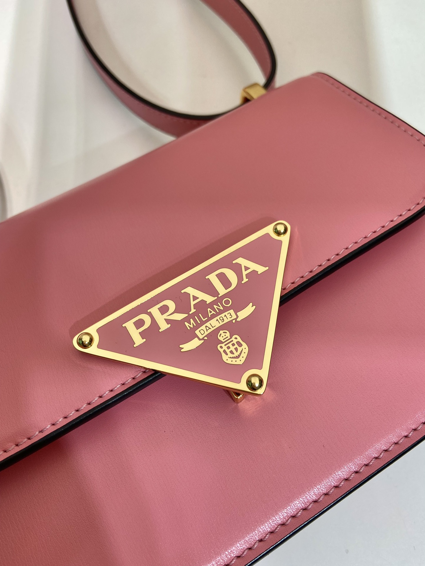 Pra*a emblème leather bag