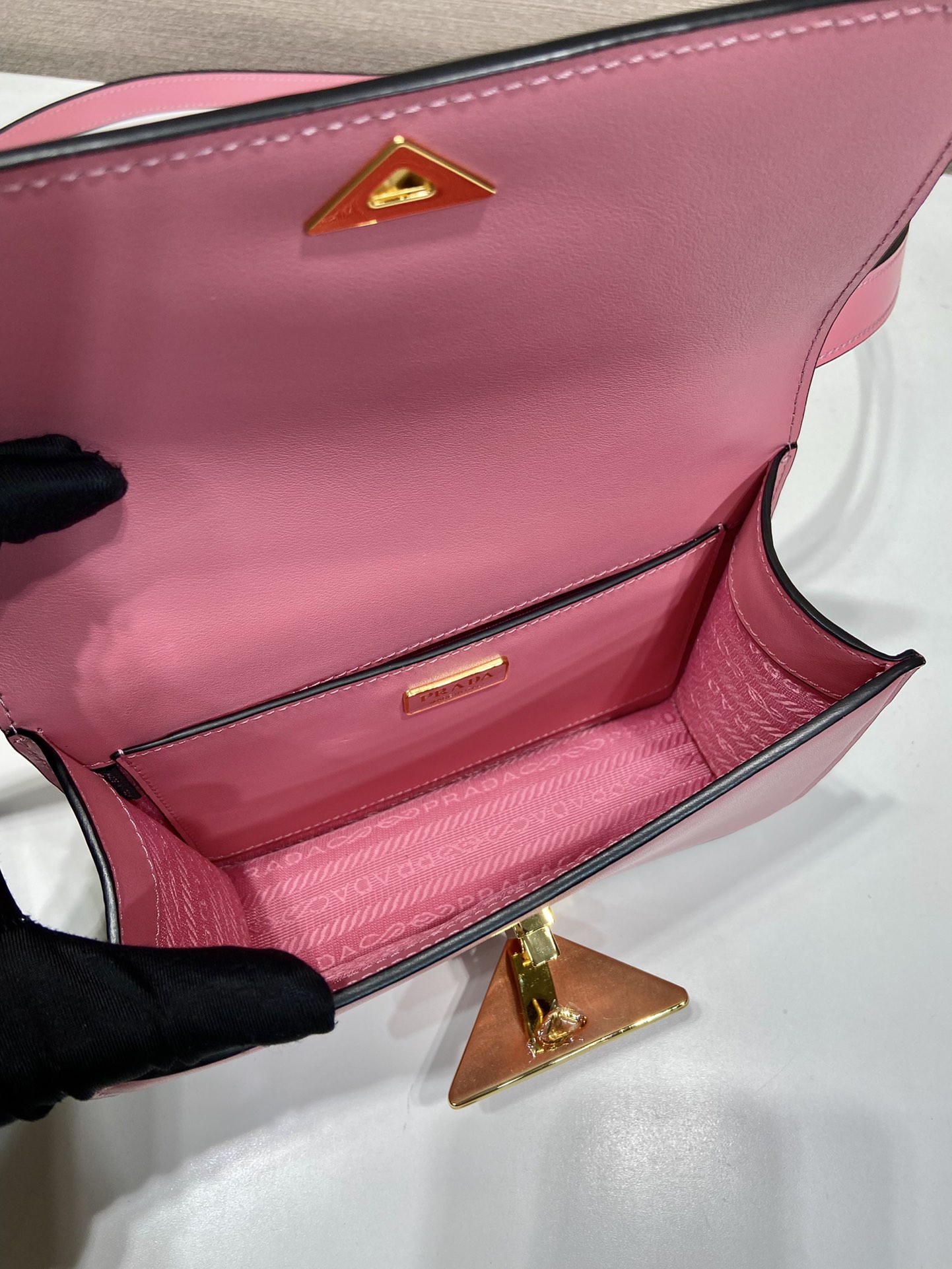 Pra*a emblème leather bag