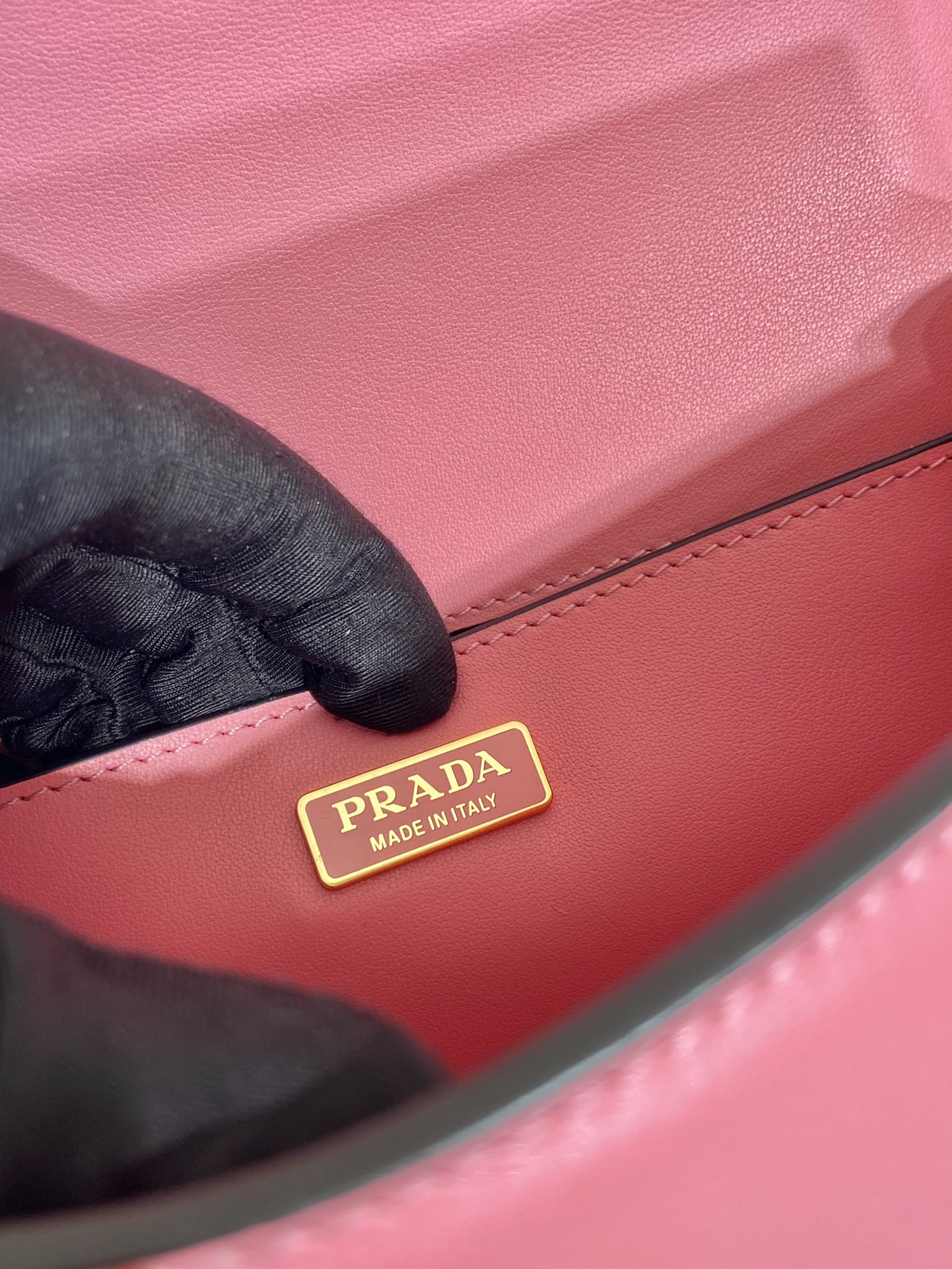 Pra*a emblème leather bag