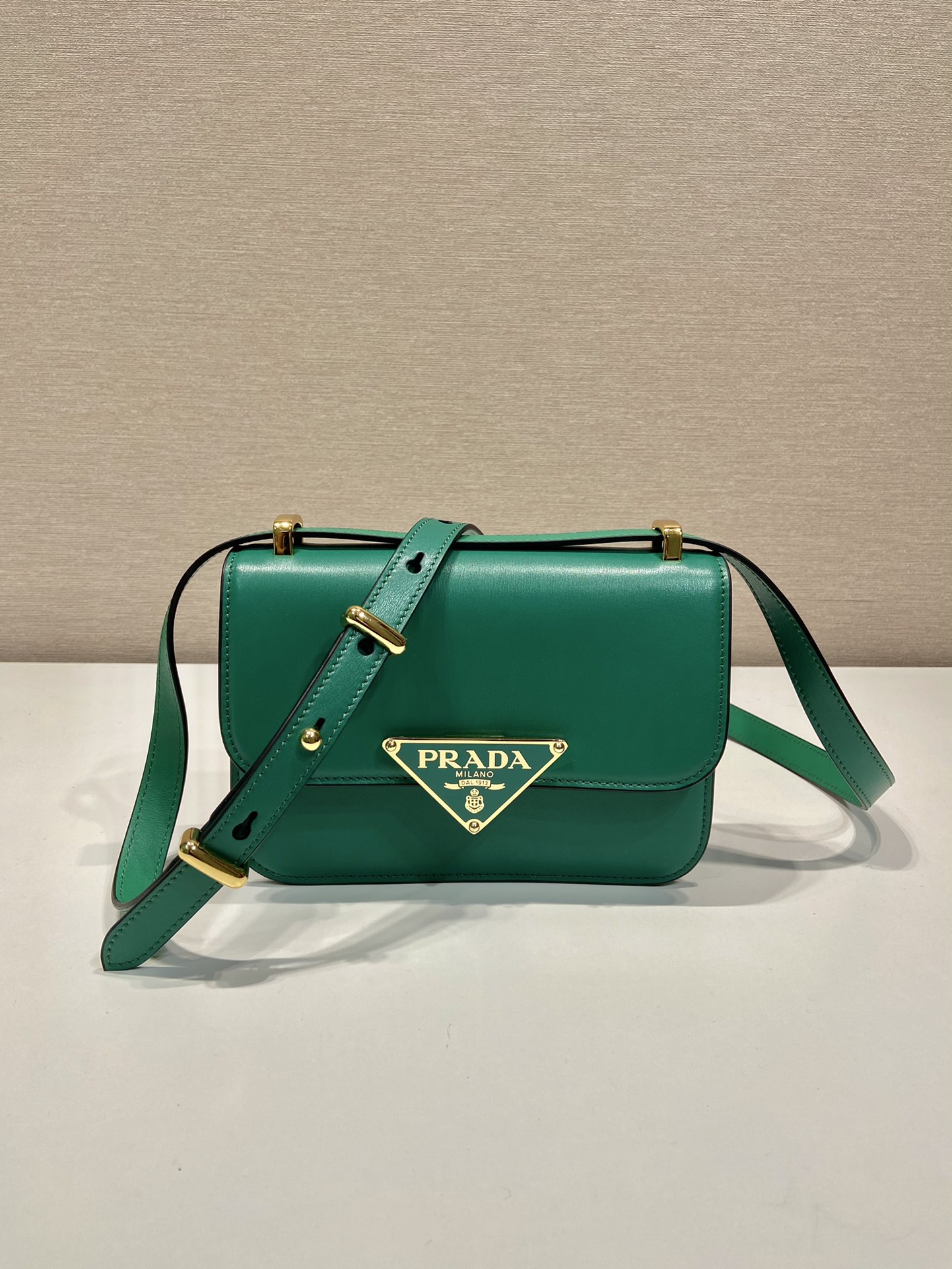Pra*a emblème leather bag