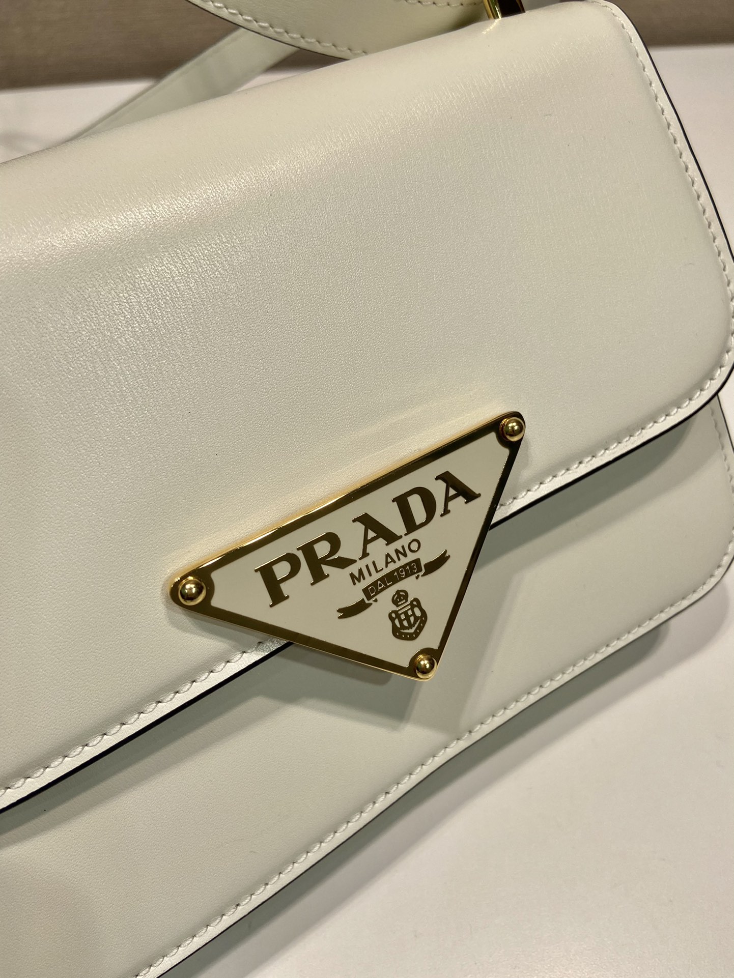 Pra*a emblème leather bag